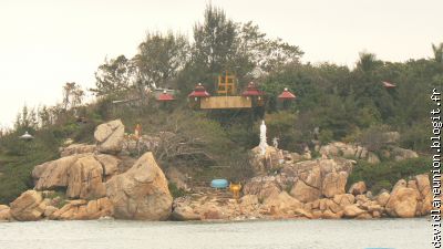 île bouddhiste avec symbole arien
